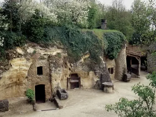 Пещерная деревня Рошмениье